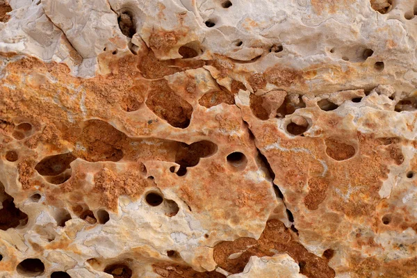 Erosionada piedra caliza erosionada en la costa mediterránea — Foto de Stock