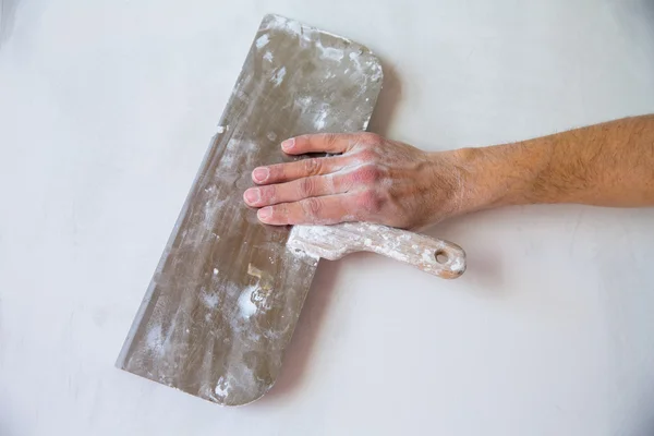 Mur de plâtrage avec plaste et spatule de plâtre truelle — Photo