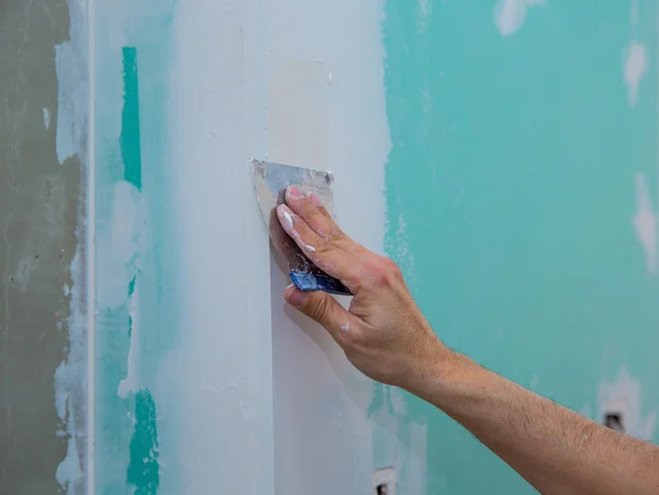 Drywall hydrophobic plasterboard trowel plastering seam — Stock Photo, Image