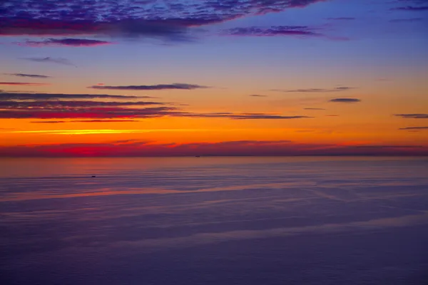 Pôr do sol nascer sobre o mar Mediterrâneo — Fotografia de Stock