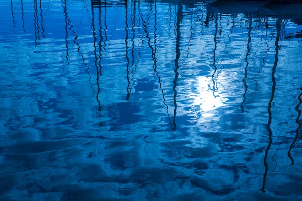 Blaues Wasser Reflexion von Segelbooten Boote Pole in Wellen — Stockfoto