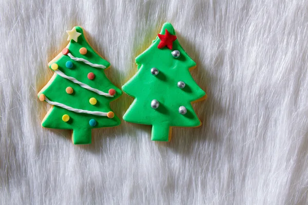 Biscuits de Noël Forme d'arbre de Noël sur fourrure blanche — Photo