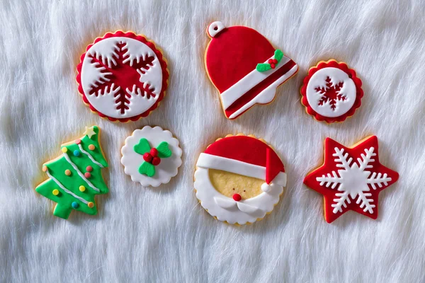 Christmas cookies xmas boom santa sneeuwvlok op witte vacht — Stockfoto
