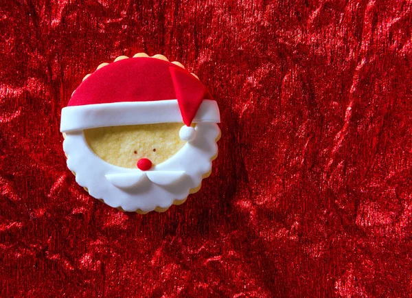 Kerstkoekjes santa gezicht op rode achtergrond — Stockfoto
