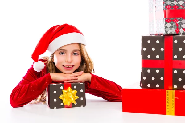 Χριστούγεννα santa κορίτσι παιδί ευτυχισμένη ενθουσιασμένος με κορδέλα δώρα — Φωτογραφία Αρχείου