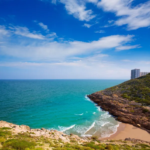 Plaża cala Cullera w pobliżu faro w niebieskiego Morza Śródziemnego — Zdjęcie stockowe