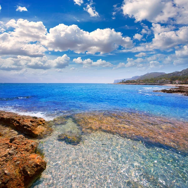 Дении Аликанте Лас Ротас каменистый пляж в Испании — стоковое фото