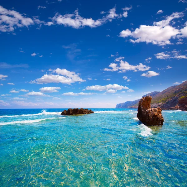 Denia alicante las rotas rotsachtige strand in Spanje — Stockfoto