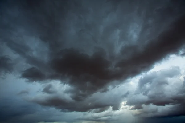 Nuvens tempestuosas céu cinza com sombras dramáticas — Fotografia de Stock