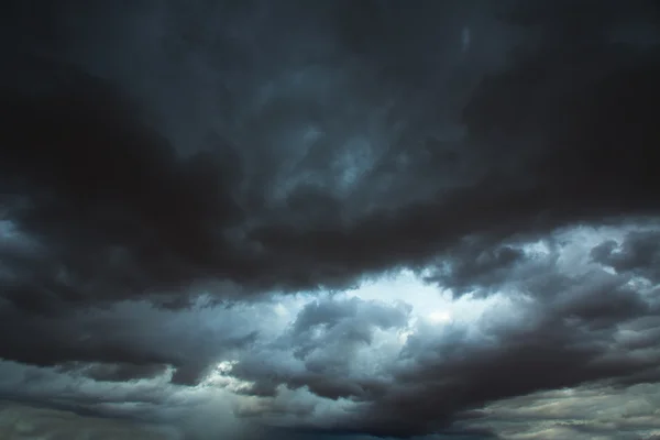 Stormy clouds gray sky with dramatic shadows — Stock Photo, Image