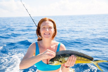 Dorado fazla balık mutlu catch balık kadını