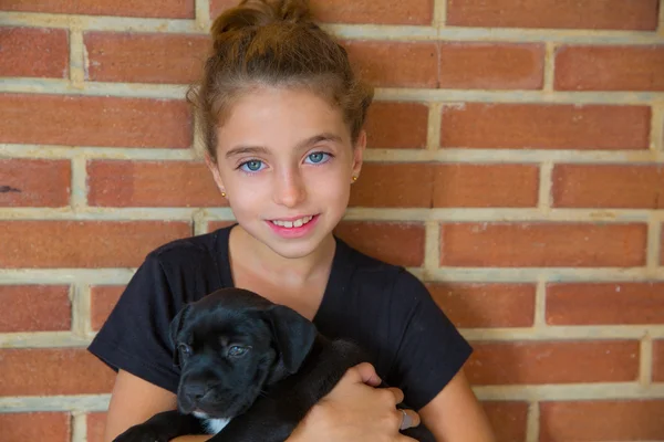 Kid flicka som leker med valp hund leende — Stockfoto