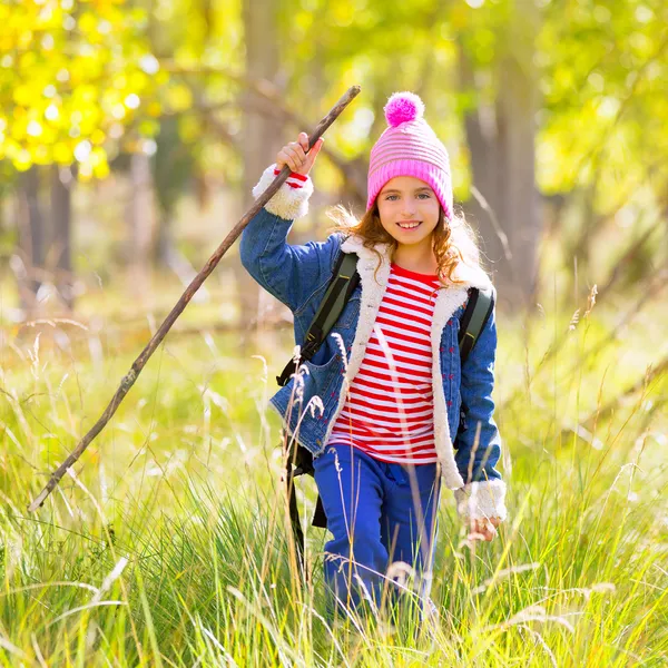 秋のポプラの森林のバックパックでのハイキングの子供女の子 — ストック写真