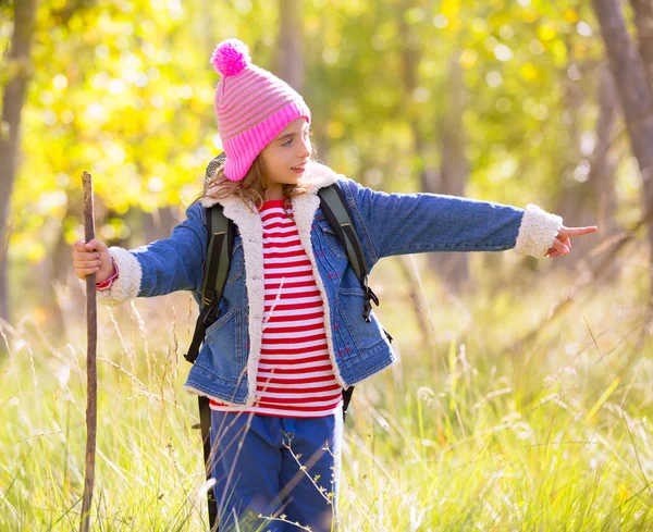 Wandelen jongen meisje met rugzak vinger in autum bos — Stockfoto