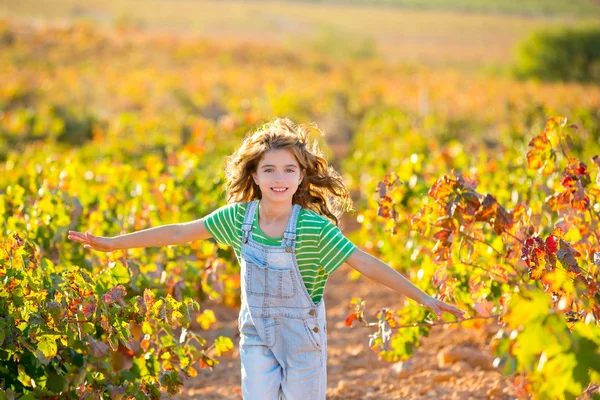 Criança agricultor menina correndo no campo de vinha no outono — Fotografia de Stock