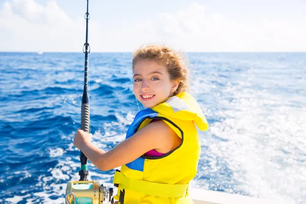 Niño niña barco pesca curricán caña carrete y chaleco salvavidas amarillo —  Fotos de Stock