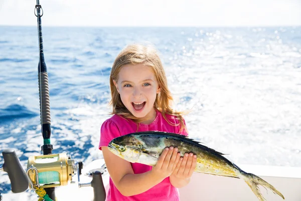 Blonďatý kluk holka rybolovu dorado mahi-mahi šťastný úlovků — Stock fotografie