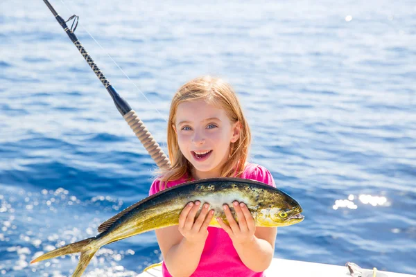 Dorado fazla balık mutlu catch olta sarışın çocuk kız — Stok fotoğraf