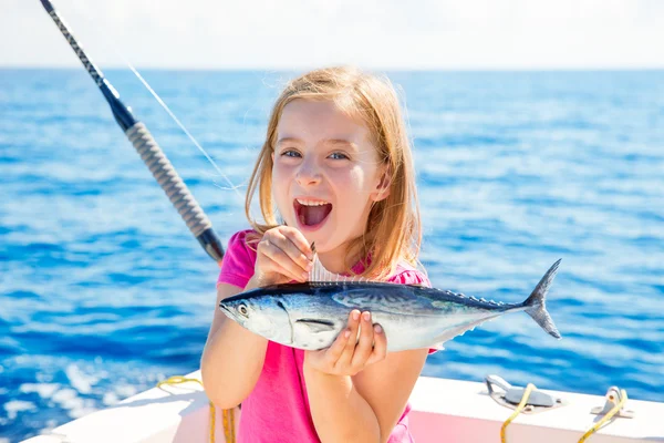 Blond liten flicka fiske tonfisk lite tonfisk nöjd med fånga — Stockfoto