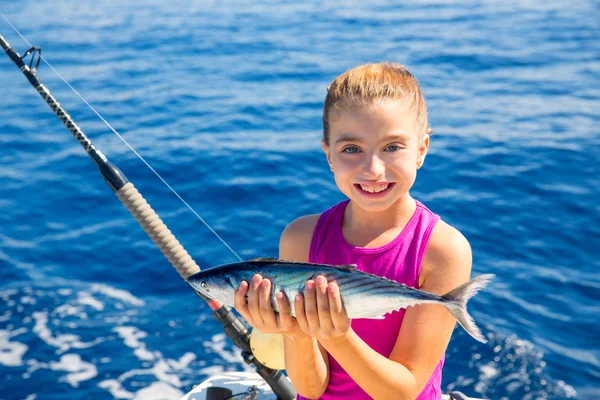 Kluk holka rybolovu bonito sarda tuňáka spokojený s úlovek — Stock fotografie