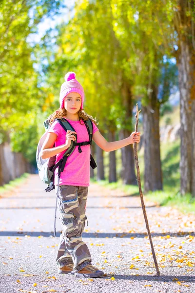 Escursionismo bambina con bastone e zaino in autunno — Foto Stock