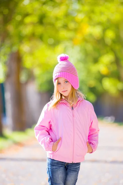 Otoño invierno niña rubia con jeans y gorra de nieve rosa —  Fotos de Stock