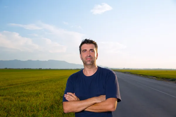 Midden leeftijd gekruiste man in weg in meadows poseren armen — Stockfoto