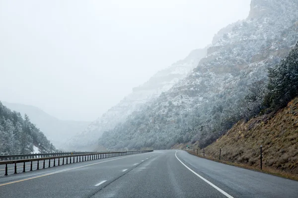 US snowing I 15 interstate snowed road in Nevada — Stock Photo, Image