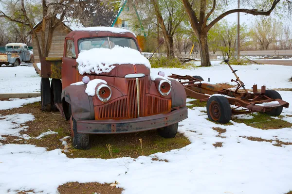 De oude vrachtwagen van de sneeuw in de tijd van de vroege lente in nevada — Stockfoto