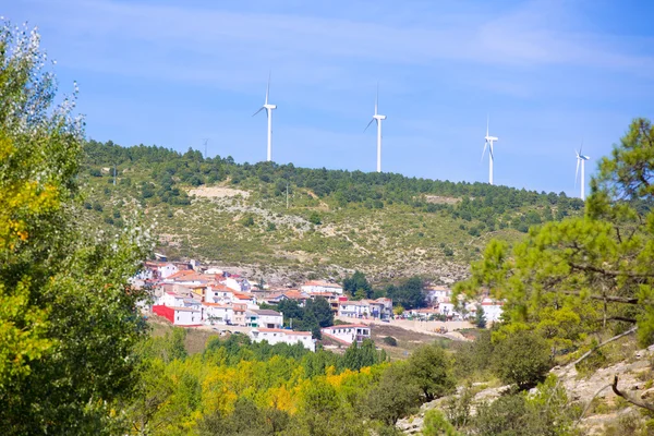 Cuenca san martin de boniches Köyü yel değirmenleri ile — Stok fotoğraf