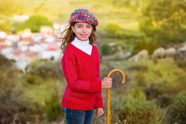 Παιδί βοσκοπούλα κορίτσι με ξύλινα Μπαστόν στο χωριό Ισπανία — Φωτογραφία Αρχείου