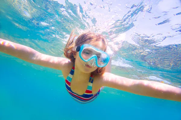 Snorkeling blond kid girl underwater goggles and swimsuit — Stock Photo, Image