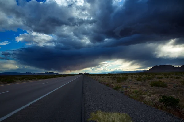 Nuvole tempestose cielo drammatico in I-15 Nevada IT — Foto Stock