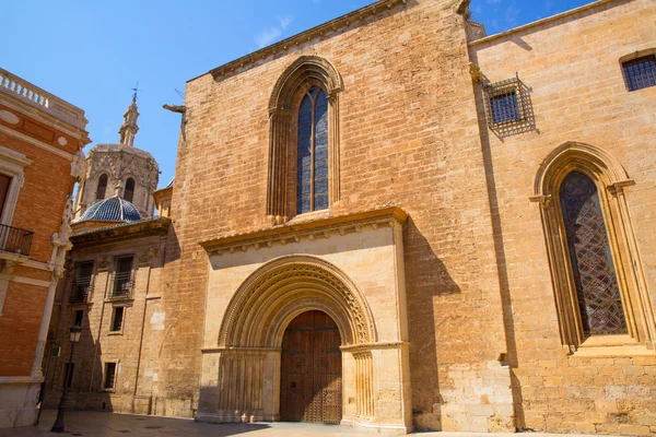 Valencia domkyrka romanska dörr almoina puerta palau — Stockfoto