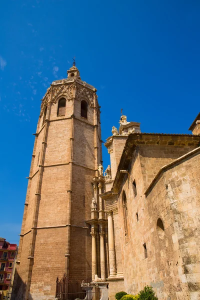 Valenciakatedralens fasade og imidelete Micalet – stockfoto