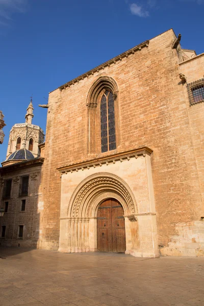 Valencia domkyrka romanska dörr almoina puerta palau — Stockfoto