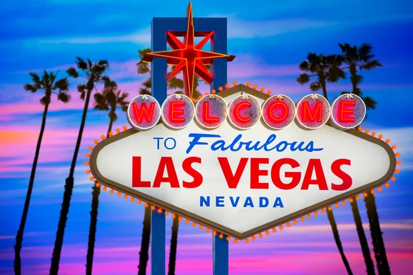 Bienvenue Fabuleux Las Vegas signe coucher de soleil palmiers Nevada — Photo