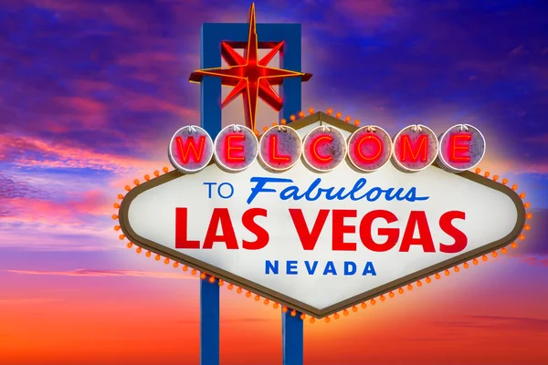 Willkommen bei fabulous Las Vegas Sign-Sonnenuntergang-Himmel — Stockfoto