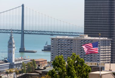 san francisco ABD Amerikan bayrağı bay bridge ve saat kulesi