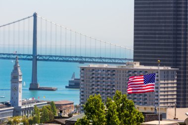 san francisco ABD Amerikan bayrağı bay bridge ve saat kulesi