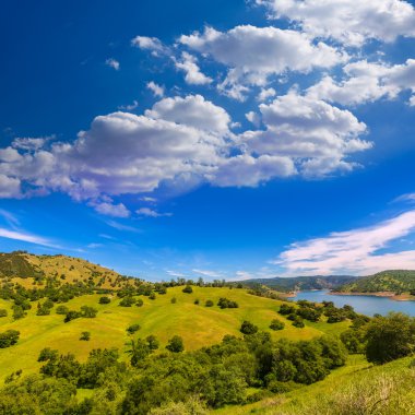California meadows hill ve bahar mavi gökyüzü göl