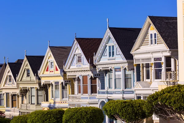 San francisco viktorianska hus i alamo square Kalifornien — Stockfoto