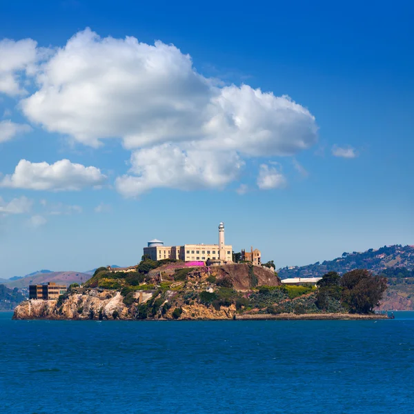 Тюрьма на острове Алькатрас в заливе Сан-Франциско — стоковое фото