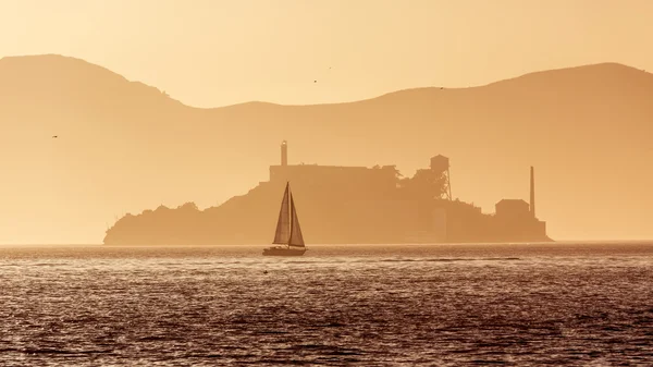 Penitenziario dell'isola di Alcatraz al tramonto retroilluminazione in san Francisc — Foto Stock