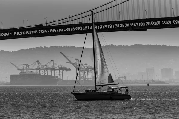 Velero puente Bahía de San Francisco desde Pier 7 California — Foto de Stock