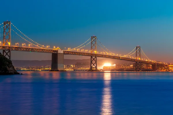 A kaliforniai san francisco napnyugtakor Bay bridge — Stock Fotó