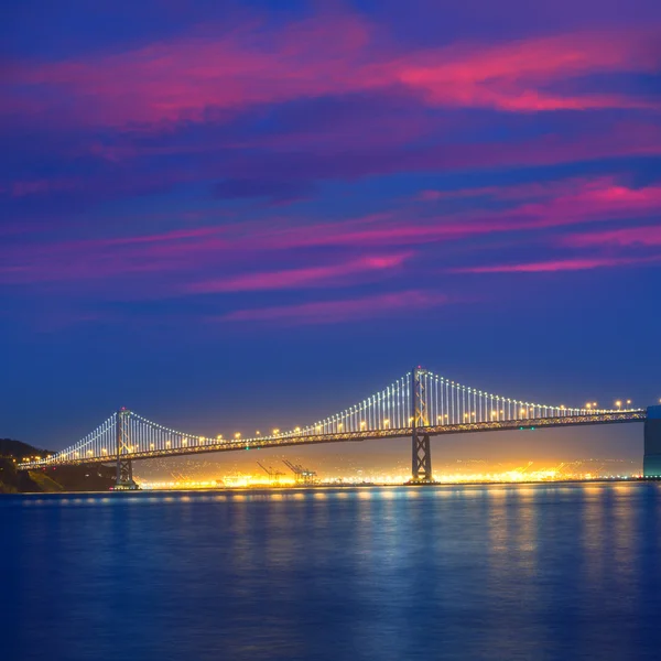 Γέφυρα κόλπων του Σαν Φρανσίσκο στο ηλιοβασίλεμα από τα pier 7 Καλιφόρνια — Φωτογραφία Αρχείου