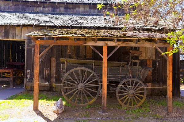 Kolumbianische Kutsche in einer alten westlichen Goldgräberstadt — Stockfoto