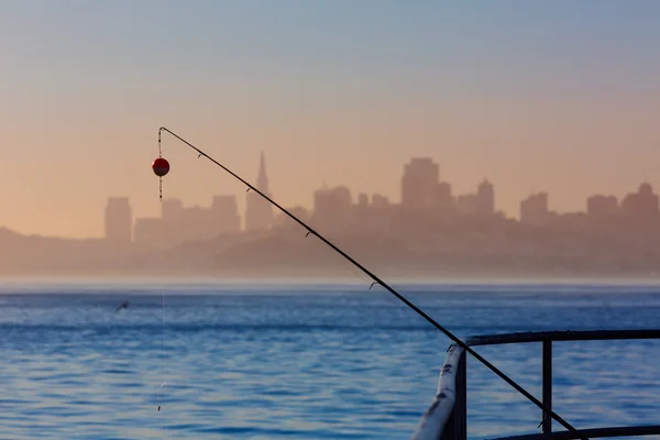San francisco skyline nebbia con canna da pesca nella nebbia Californi — Foto Stock