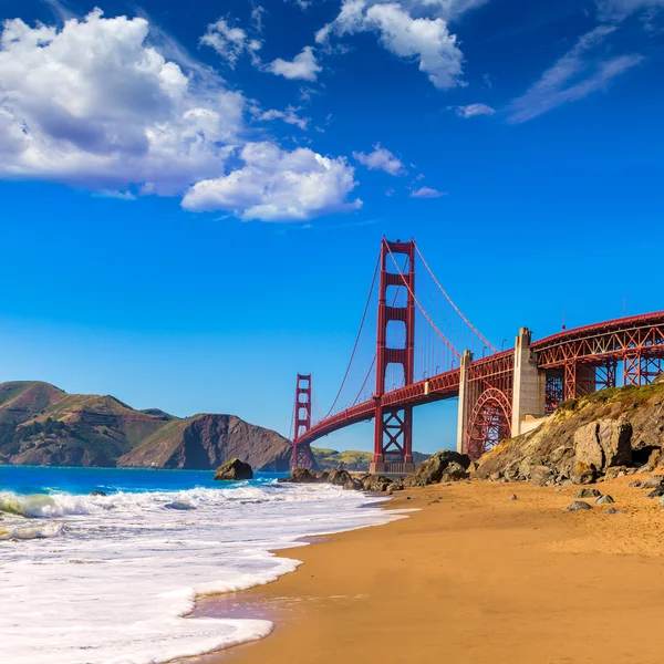 San francisco golden gate bridge marshall beach in california — Foto Stock